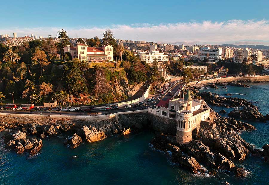 Este destino, enmarcado por montañas, se encuentra también relativamente cerca de la costa.