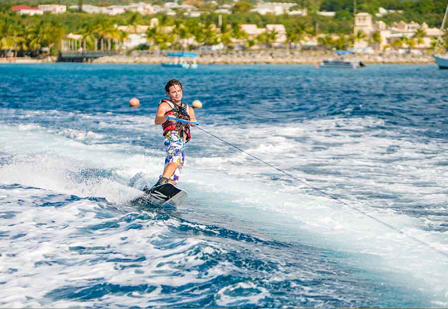 La amplia variedad de deportes acuáticos son también un gran atractivo