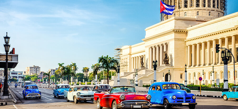 Táxis clássicos na frente do capitólio em Havana