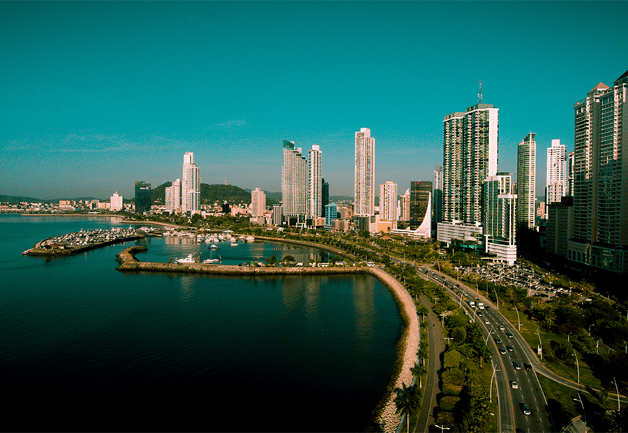 Vista de los edificios de la Ciudad de Panamá y la costa
