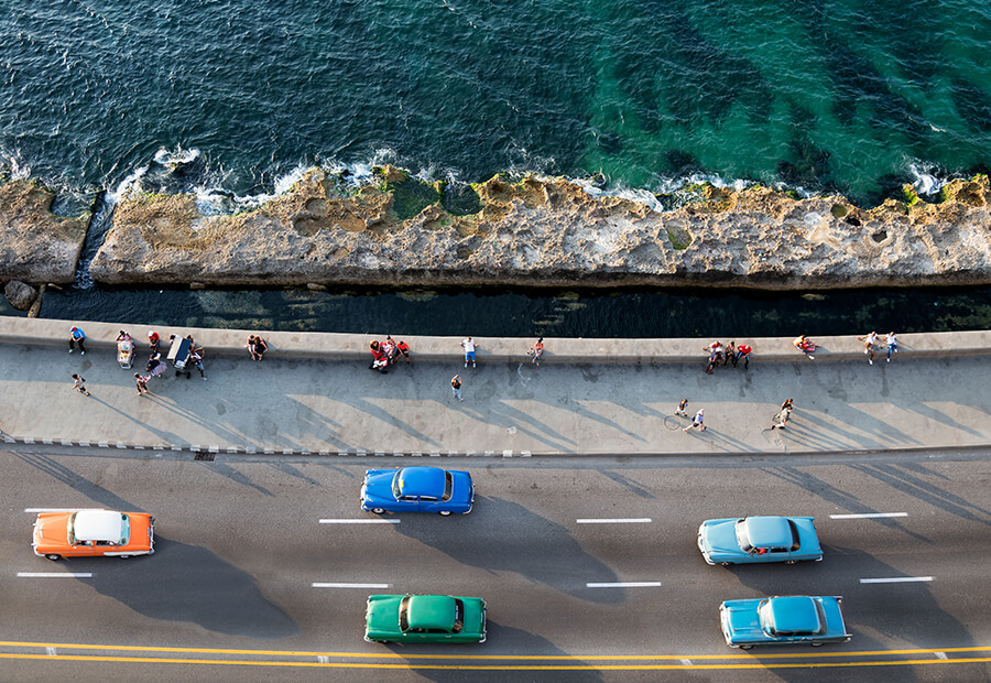 Vista aérea de carros en el malecón de La Habana