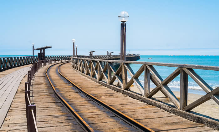 Viejo muelle de madera en pimentel