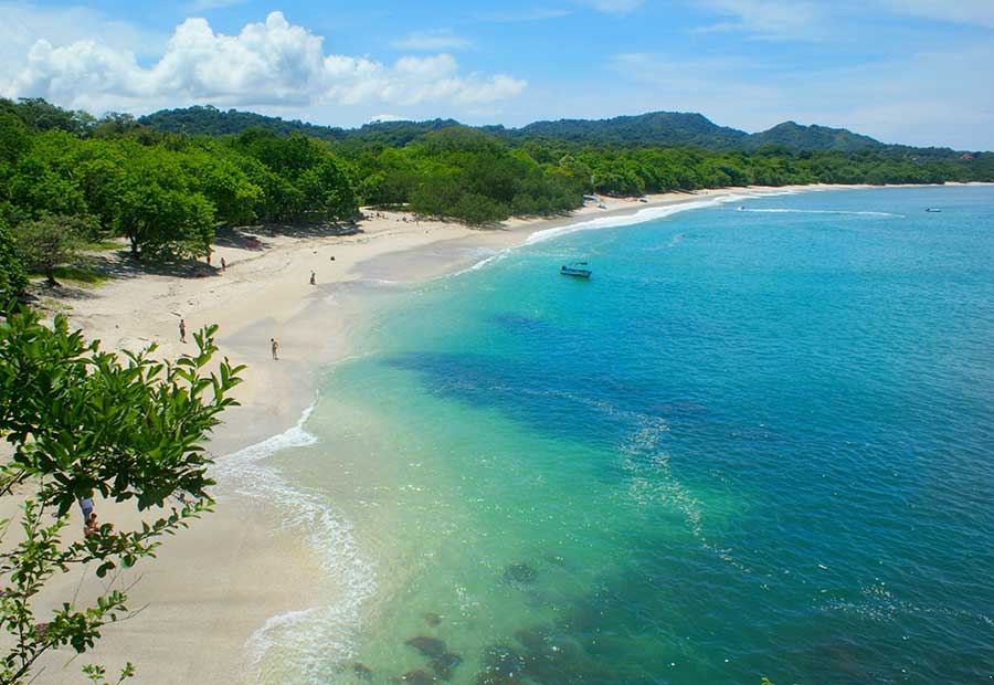 Con mar a ambos lados del país, es un destino increíble para quienes buscan sol, playa y arena.