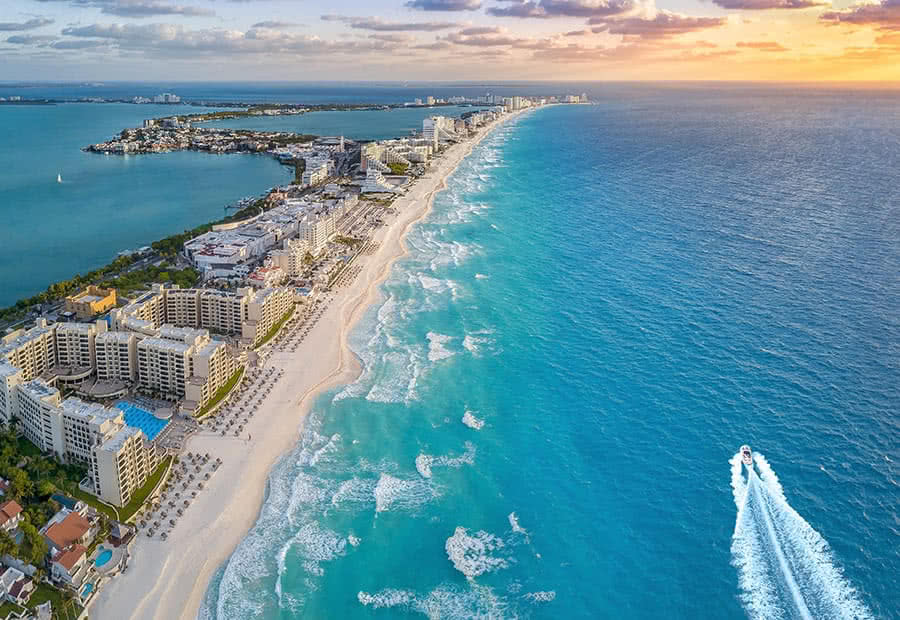 Enmarcada por costas en el lado este y oeste del país, uno de los grandes atributos de México son
                    sus increíbles playas.