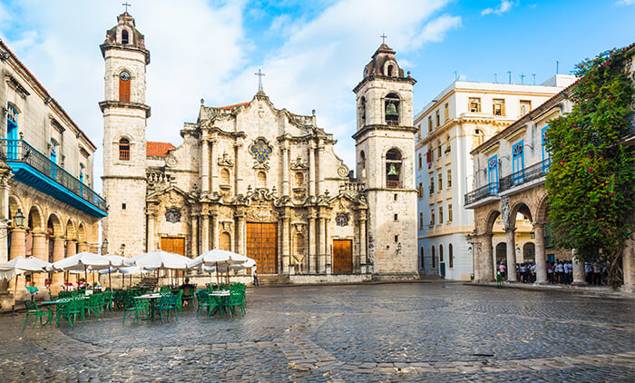 Vista da plaza de Catedral com a catedral de Havana no fundo