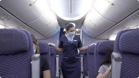 Aeromoça com passageiros