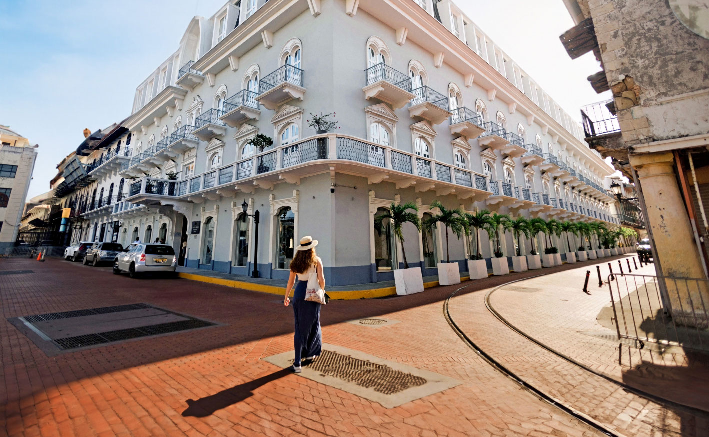 Turista caminando por la ciudad de Casco Viejo.