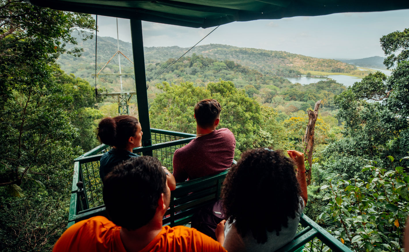 Turistas no teleférico na selva do Gamboa Rainforest Resort.