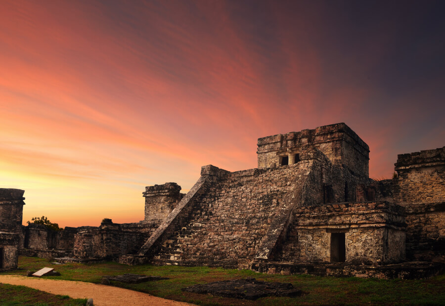 Castillo fortaleza al atardecer en la antigua ciudad maya de Tulum, México