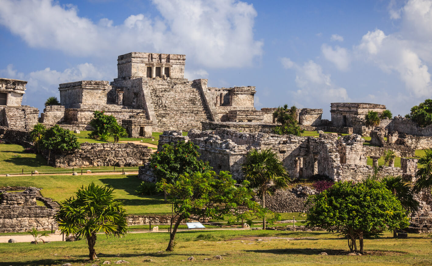 Exploration des ruines mayas